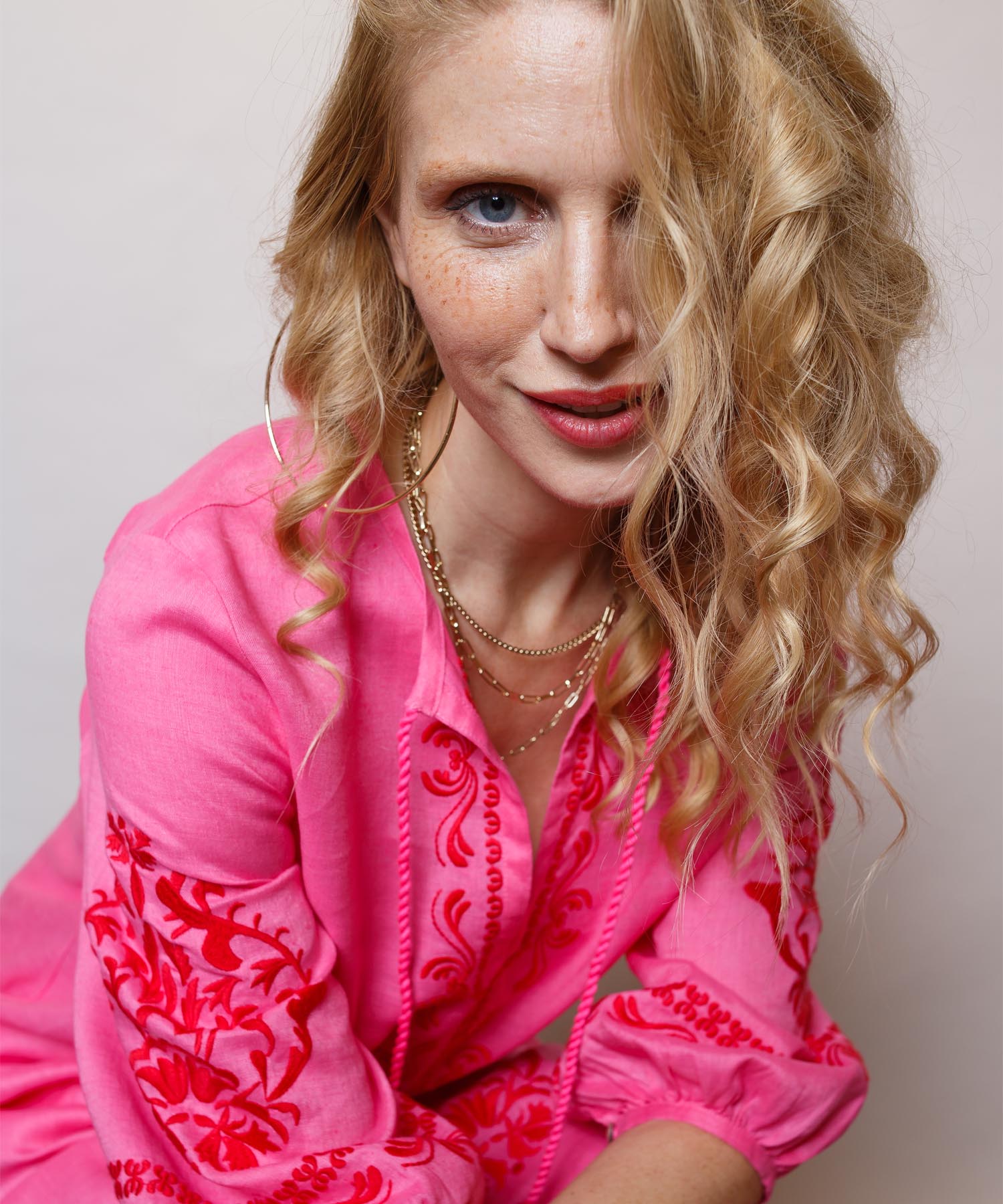 Emily van den Bergh sommerliches Kleid mit Stickerei aus Leinen