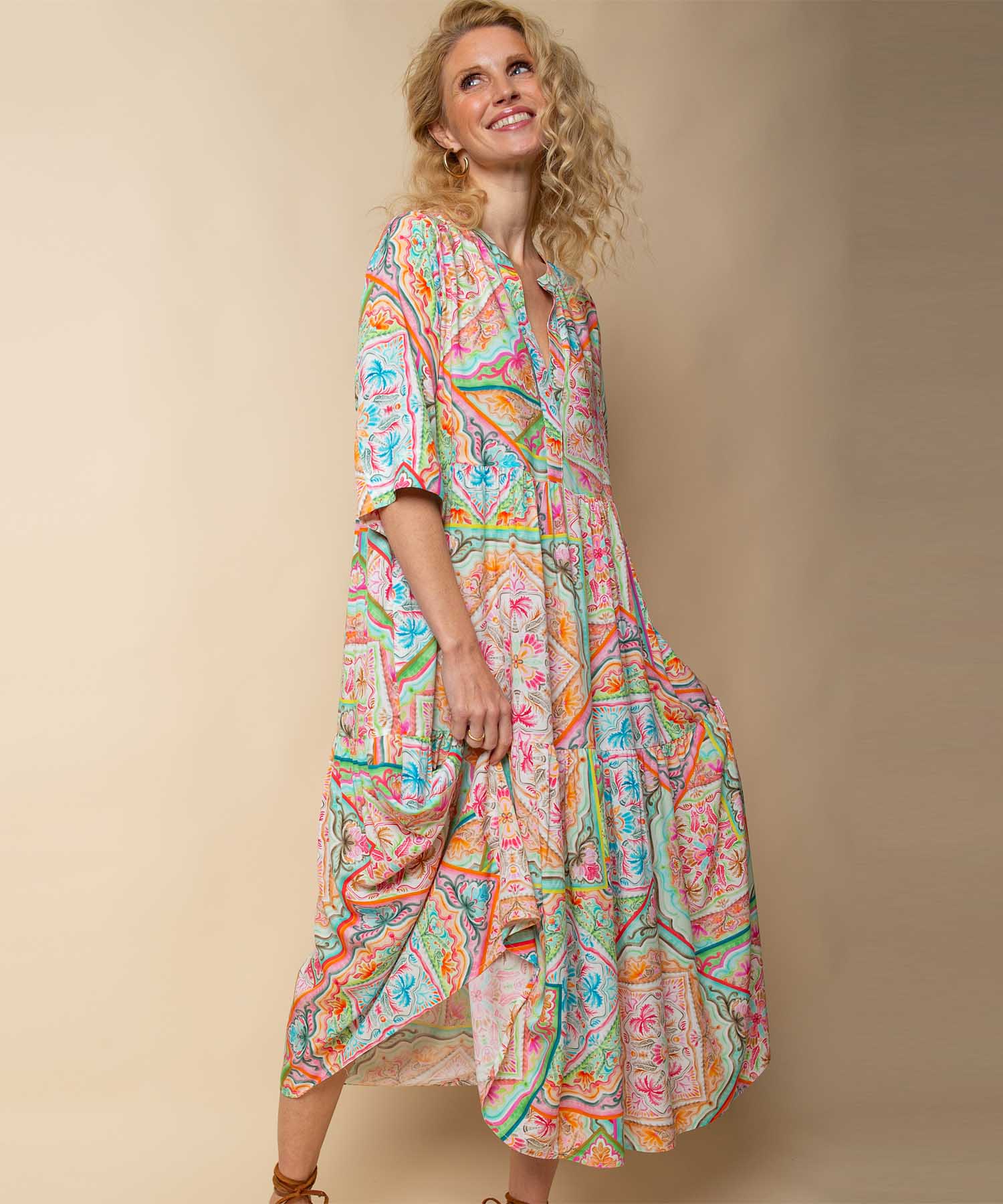 Emily van den Bergh Boho Stufenkleid aus reiner Viskose mit Multicolour Tuch Print | Modehaus Wörmann