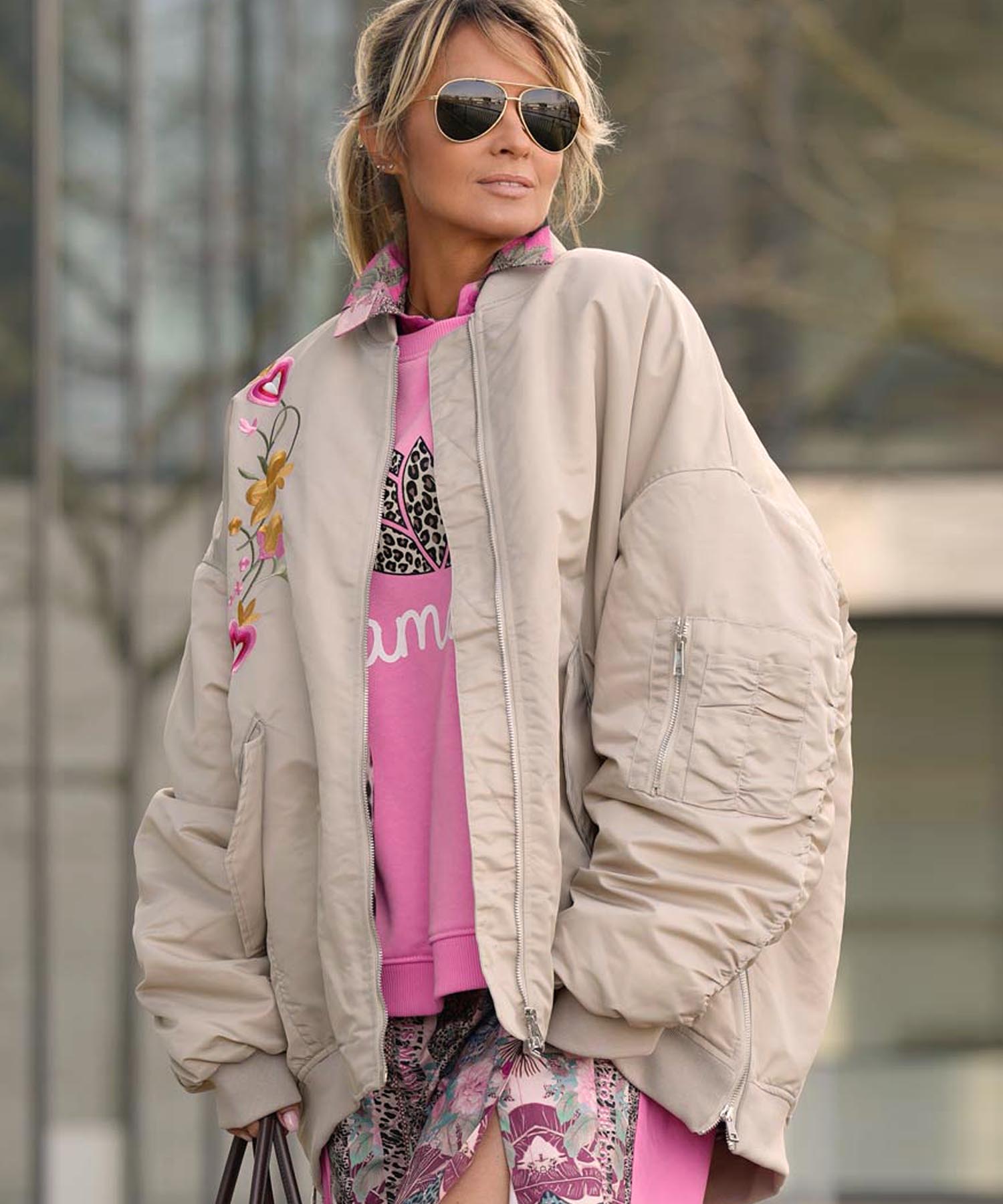 Miss Goodlife lässige Bomberjacke mit Stickerei in sand