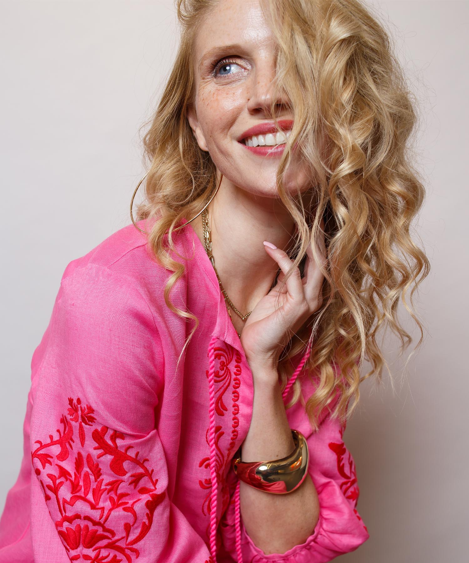 Emily van den Bergh sommerliches Kleid mit Stickerei aus Leinen