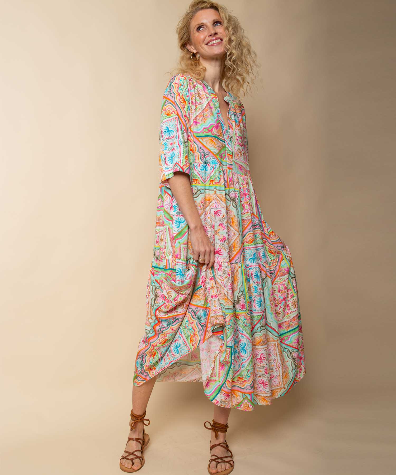 Emily van den Bergh Boho Stufenkleid aus reiner Viskose mit Multicolour Tuch Print | Modehaus Wörmann
