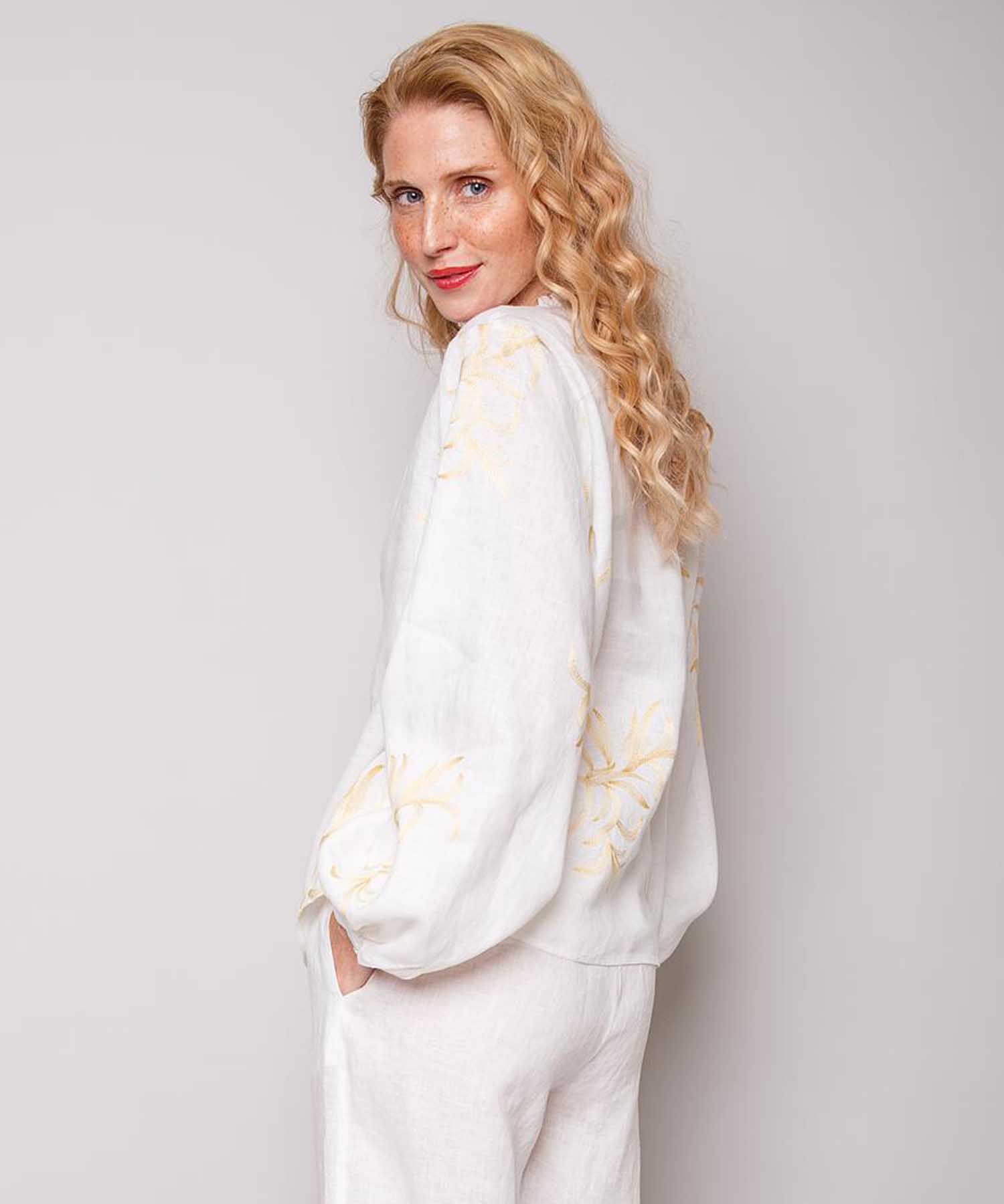 Emily van den Bergh Shirtbluse aus reinem Leinen in Offwhite mit Blätter-Stickerei | Modehaus Wörmann