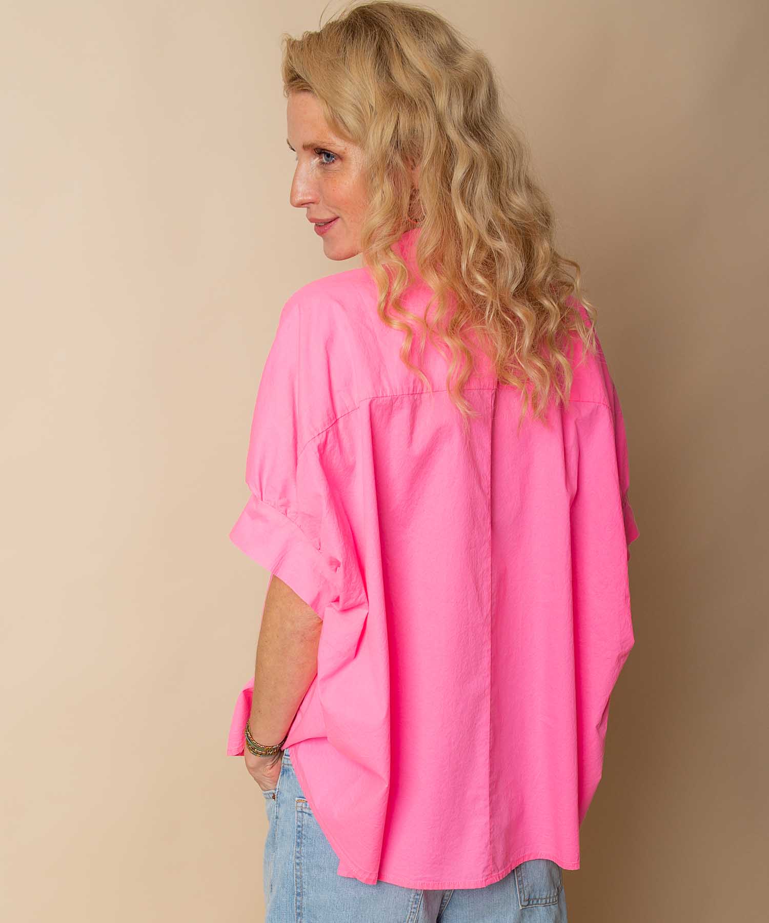 Emily van den Bergh Oversize Bluse aus reiner Baumwolle in Neon Pink | Modehaus Wörmann