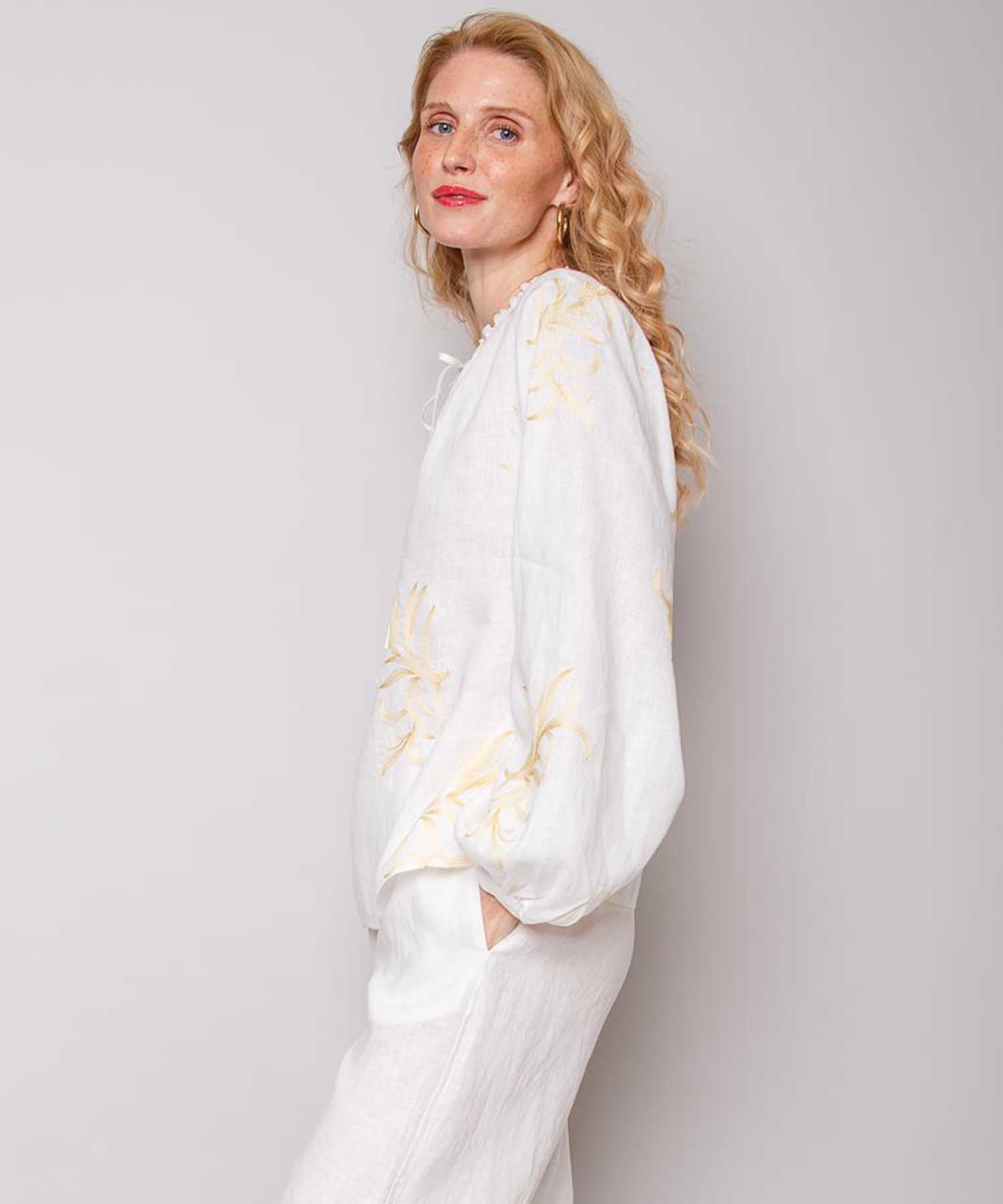 Emily van den Bergh Shirtbluse aus reinem Leinen in Offwhite mit Blätter-Stickerei | Modehaus Wörmann