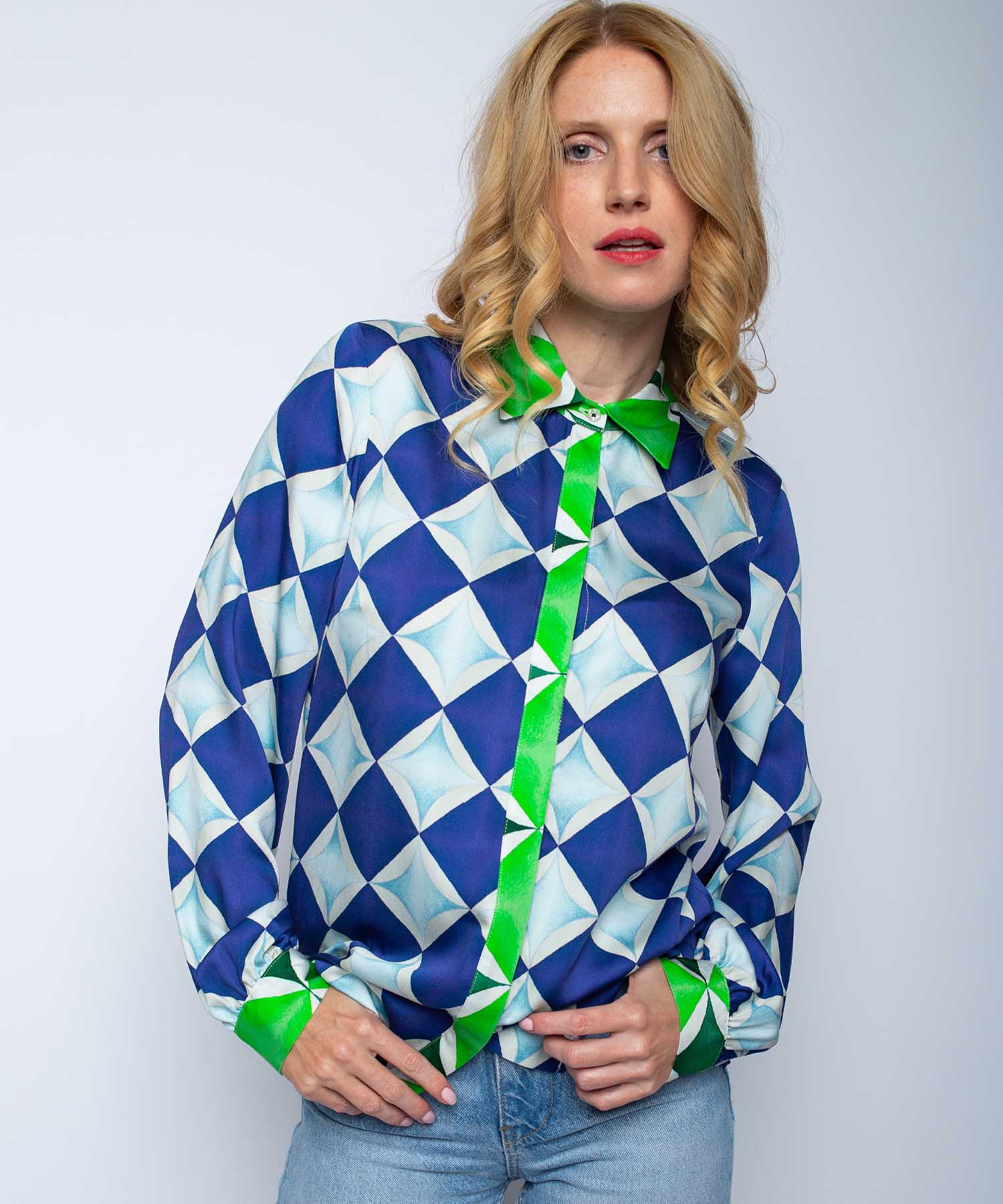 Emily van den Bergh lässig Bluse im geometrischen Bordürendruck