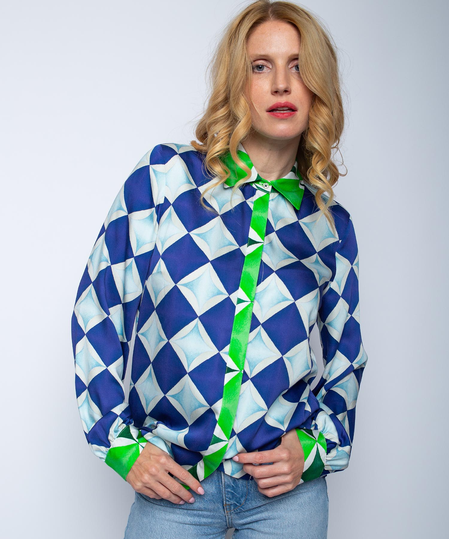 Emily van den Bergh lässig Bluse im geometrischen Bordürendruck