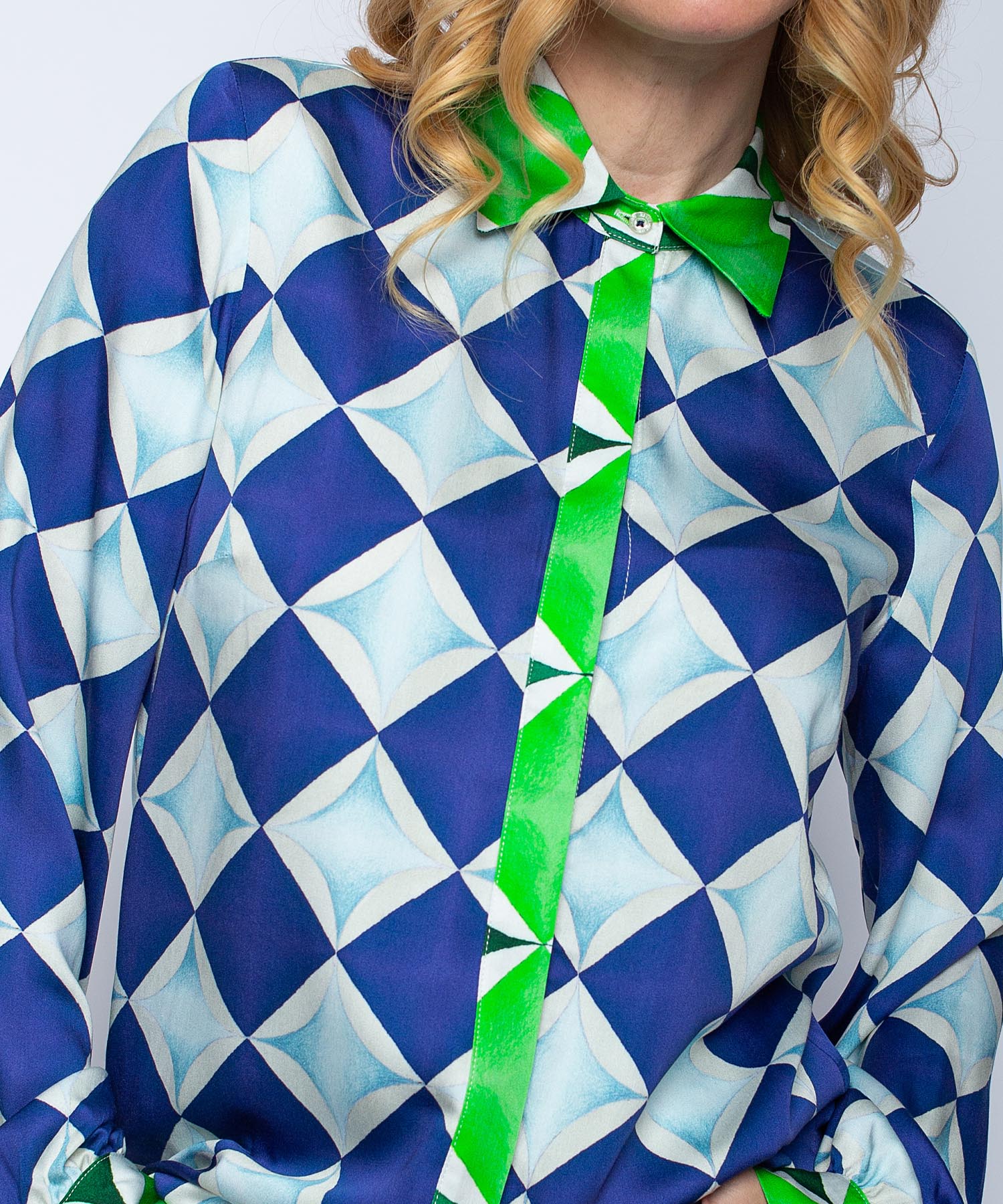 Emily van den Bergh lässig Bluse im geometrischen Bordürendruck