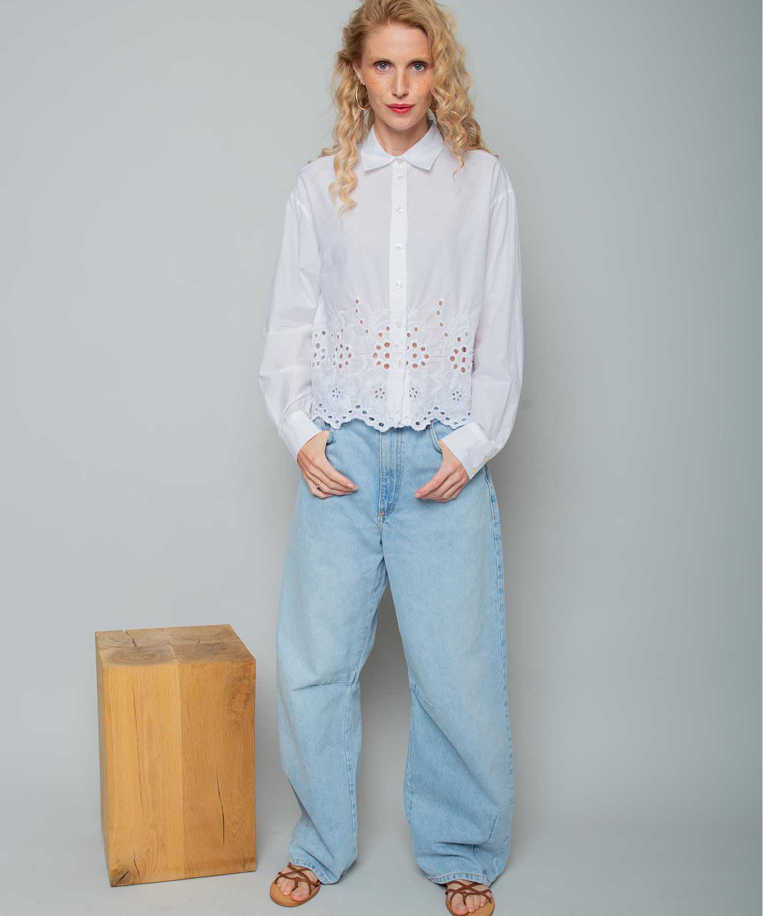 Emily van den Bergh Hemdbluse mit Lochstickerei in weiss