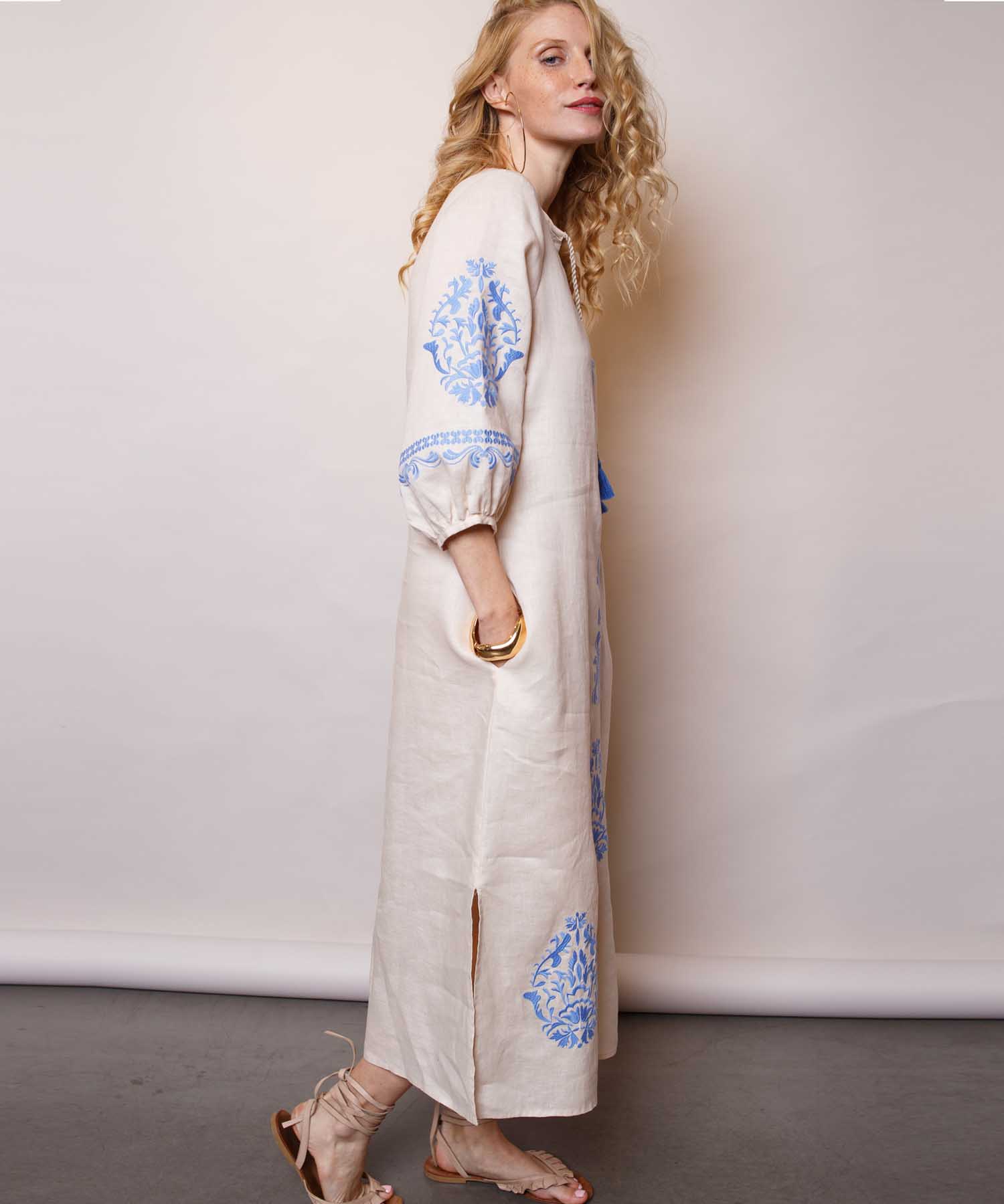 Emily van den Bergh sommerliches Kleid mit Stickerei aus Leinen