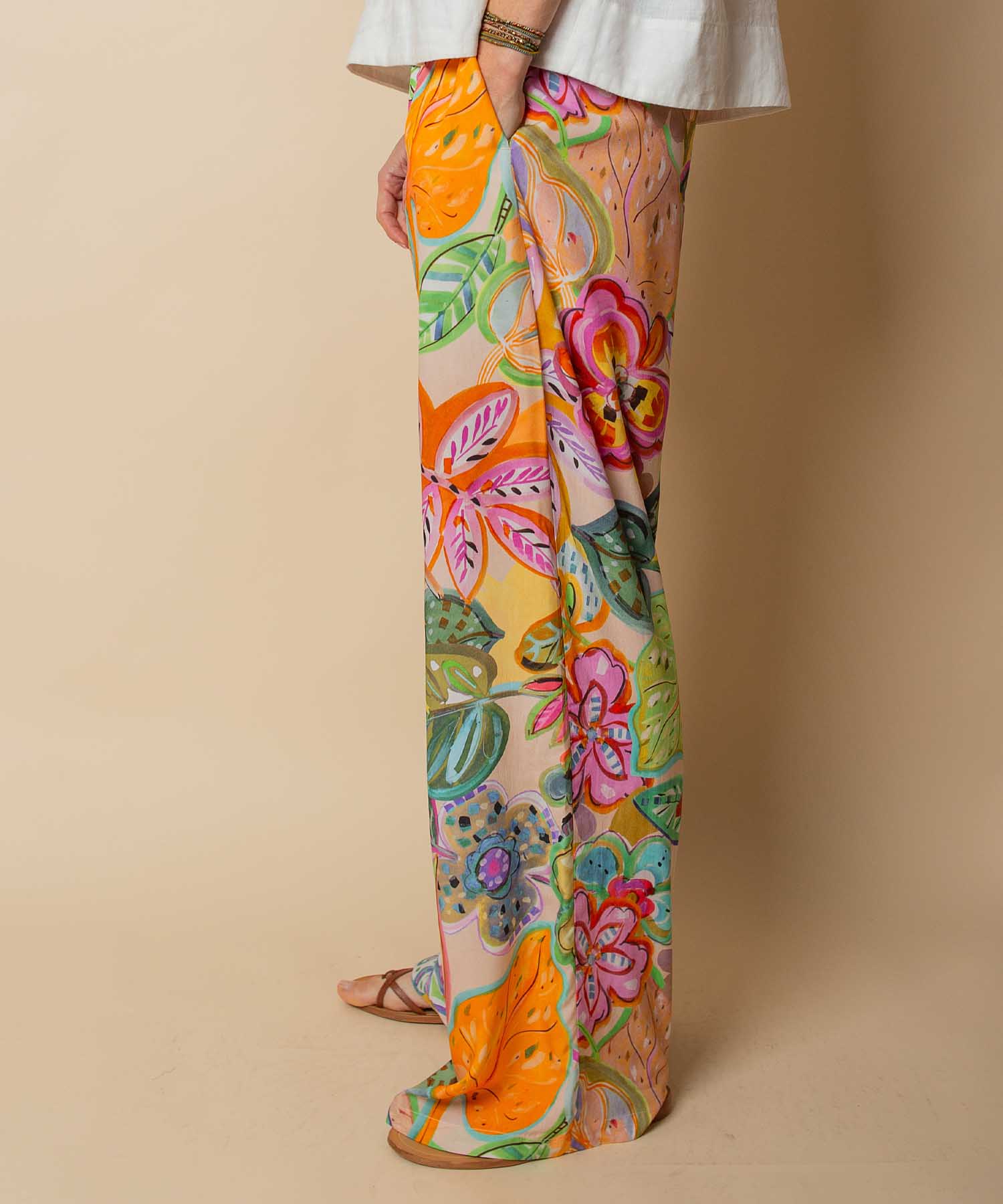 Emily van den Bergh Sommerhose aus reiner Viskose mit Multicolour Flower Print | Modehaus Wörmann