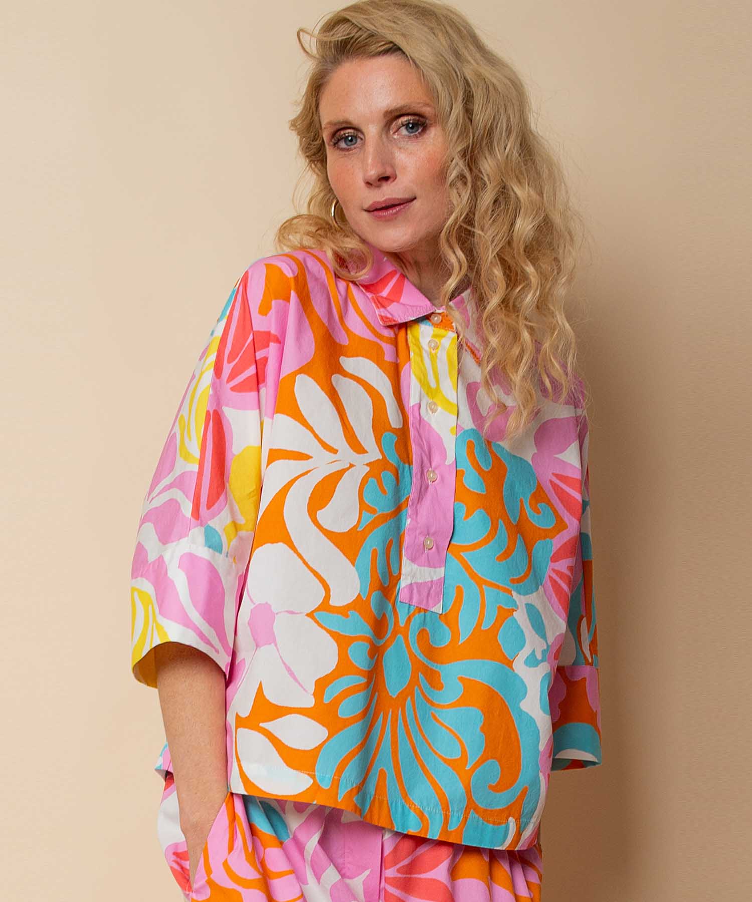 Emily van den Bergh Kurzarmbluse aus reiner Baumwolle im Retro Flower Print | Modehaus Wörmann
