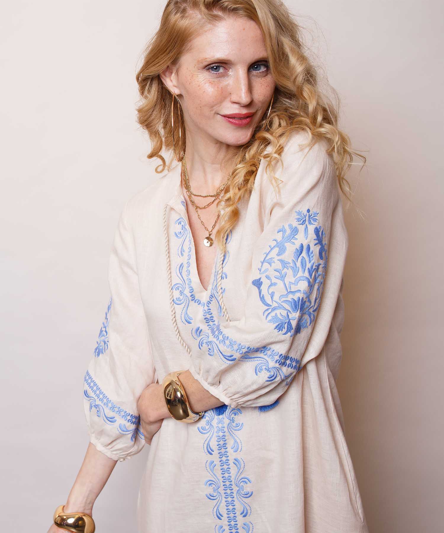 Emily van den Bergh sommerliches Kleid mit Stickerei aus Leinen