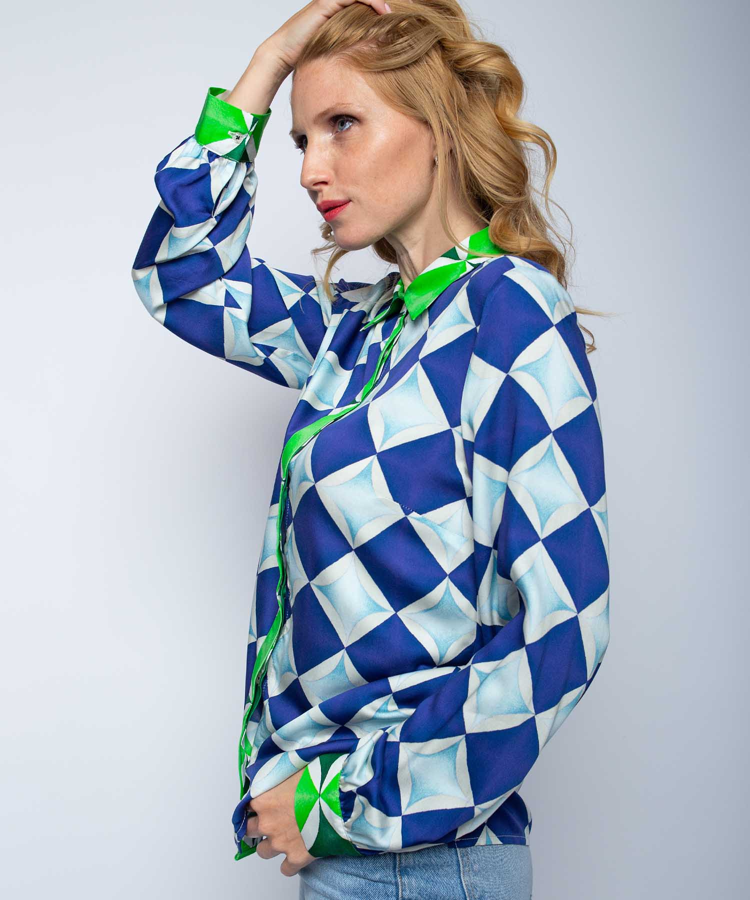 Emily van den Bergh lässig Bluse im geometrischen Bordürendruck